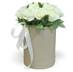 Белые розы в коробочке