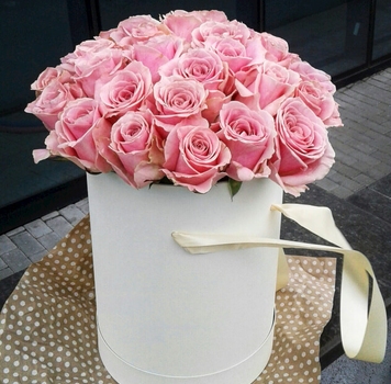 Розовые розы в коробочке